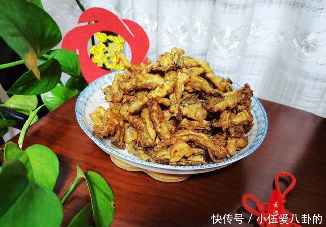 酥脆咸香的炸平菇，金黄色泽很诱人，吃起来更是比肉都香