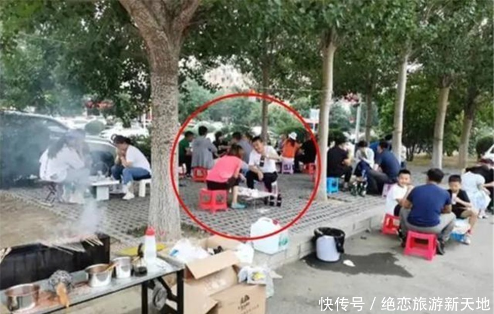 宝宝出门|“最无奈宝宝”走红，爸妈去撸串嫌娃碍事放进包里，网友亲生的