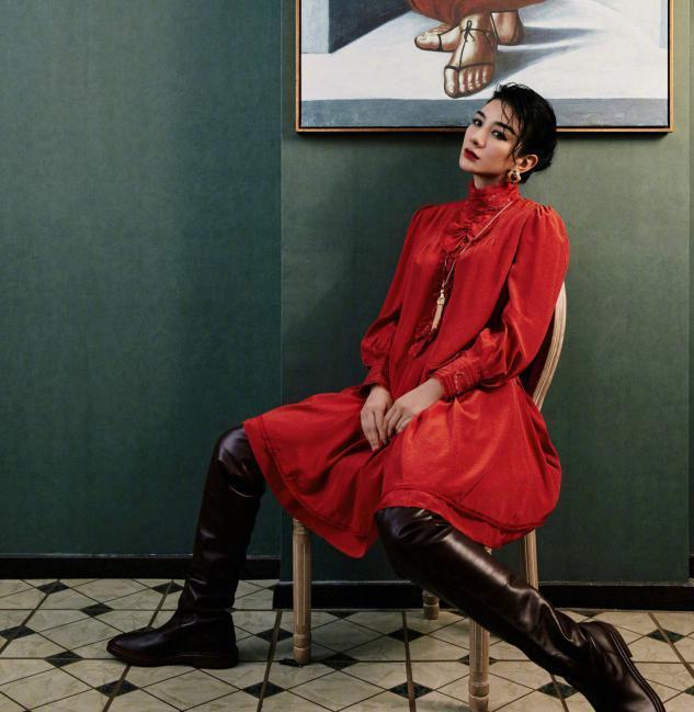 气质 真会扮嫩,白卫衣搭紫色羽绒服保暖又可爱,个性小帽时髦减龄