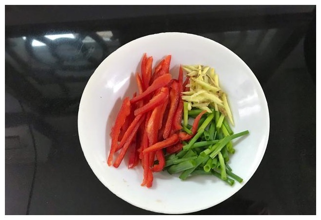 红烧带鱼好吃有诀窍，多加一料，肉质鲜嫩不腥，上桌连汤都不剩