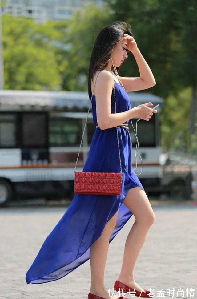裙装 街拍: 裙装对身材很友好,装扮省心,看上去更有气质