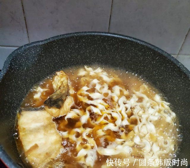 宵夜|炸鱼生菜汤面,鲜美好吃,宵夜来一碗,杠杠滴