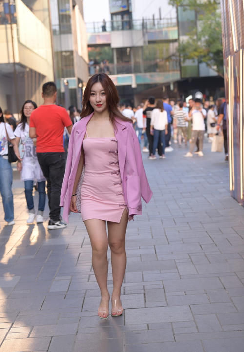 搭配|气质女生的吊带裙,搭配粉色西装,轻松展现气质美!