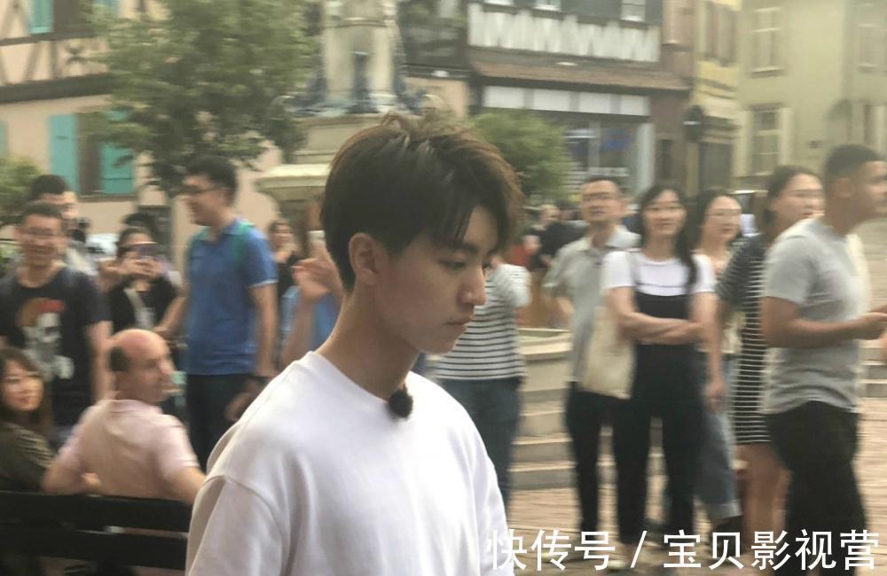 萌娃|《中餐厅2》迎来萌娃小胖子客人，王俊凯上演各种温柔最后还抱起玩耍