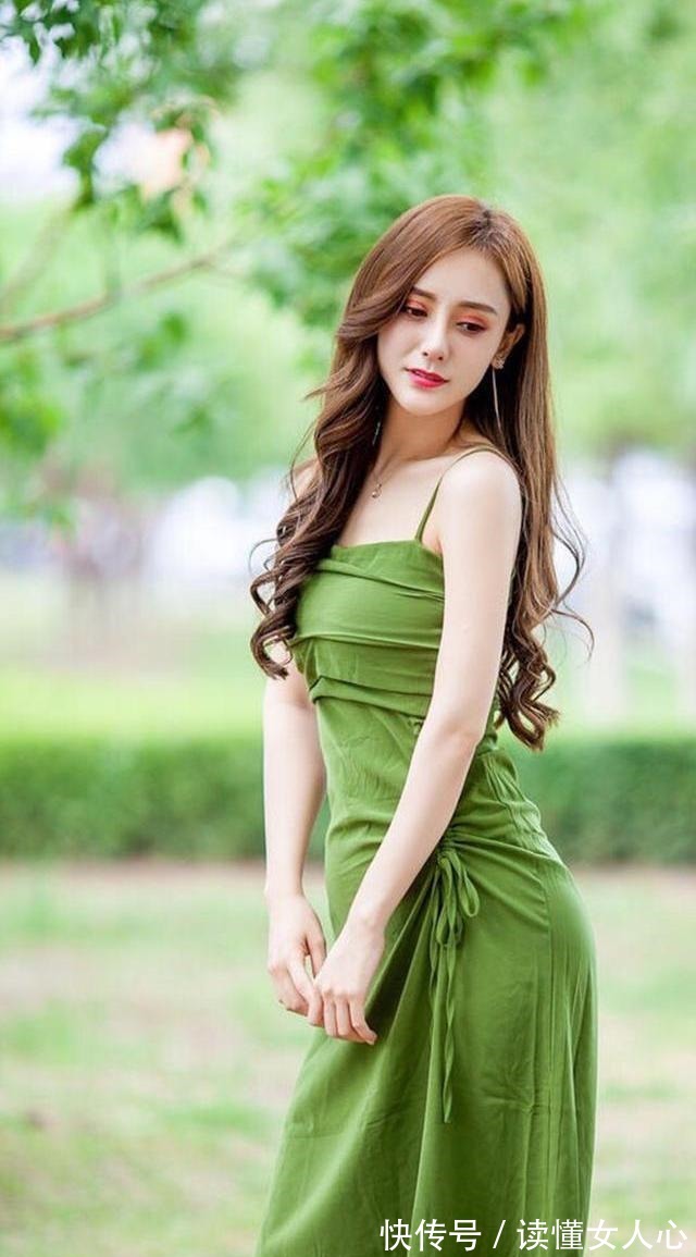 绿色 绿色吊带礼服,尽显时尚优雅,很是减龄!