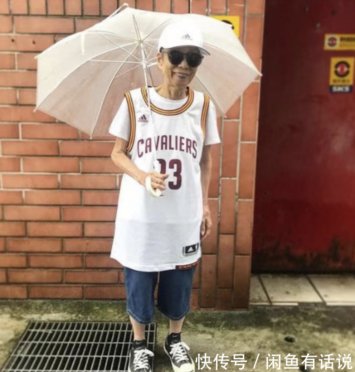 宽松感|93岁奶奶精气神真好,一身“潮装”减龄还时髦,比孙女辈还洋气