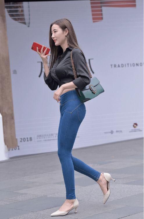 紧身牛仔裤|小姐姐知性的时尚穿搭，紧身牛仔裤，身材和气质一样的抢眼