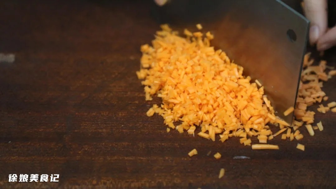 莲藕最有仪式感的做法,加入一个鸡蛋放锅里蒸一蒸,营养又美味,上桌吃光光