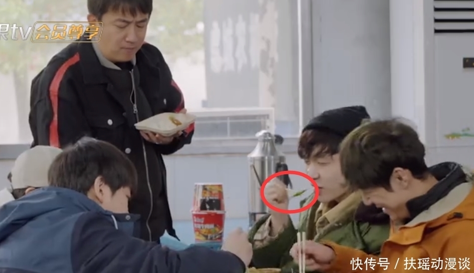 盒饭 《向往5》黄磊划水?做的早饭不够吃,彭昱畅张子枫吃盒饭被拍