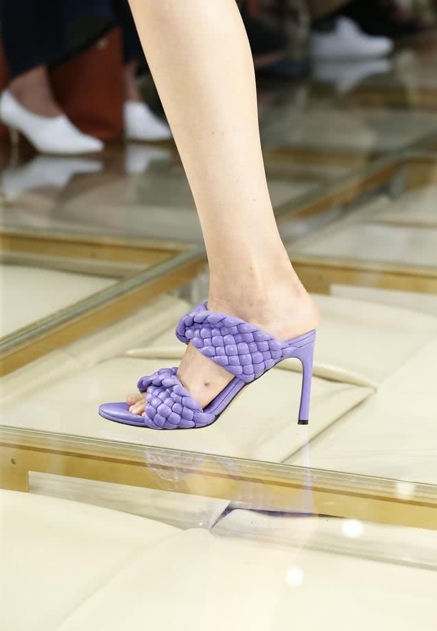 穿着|别总穿一字带凉鞋,今夏流行这些“双带”凉鞋,时髦洋气又舒适