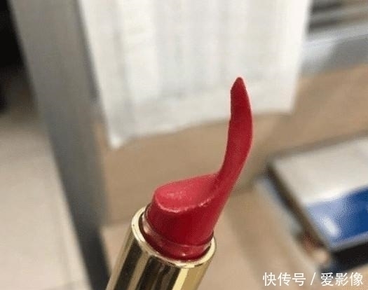 斜切面 口红最终都变成了什么样?有人用成了螺丝钉,网友:“人才”