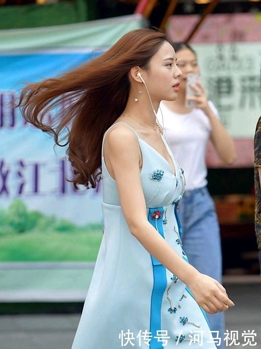 女星|街拍美女,长发飘飘的蓝色吊带裙女孩,很像女星王力可