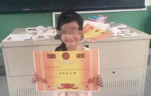 女儿带回一张奖状,妈妈发朋友圈炫耀,却被同事嘲笑:没文化