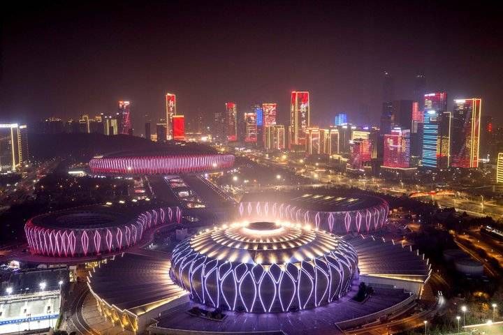 济南|新年第一天，泉城济南东部夜景红红火火霓虹闪烁，好一个开门红