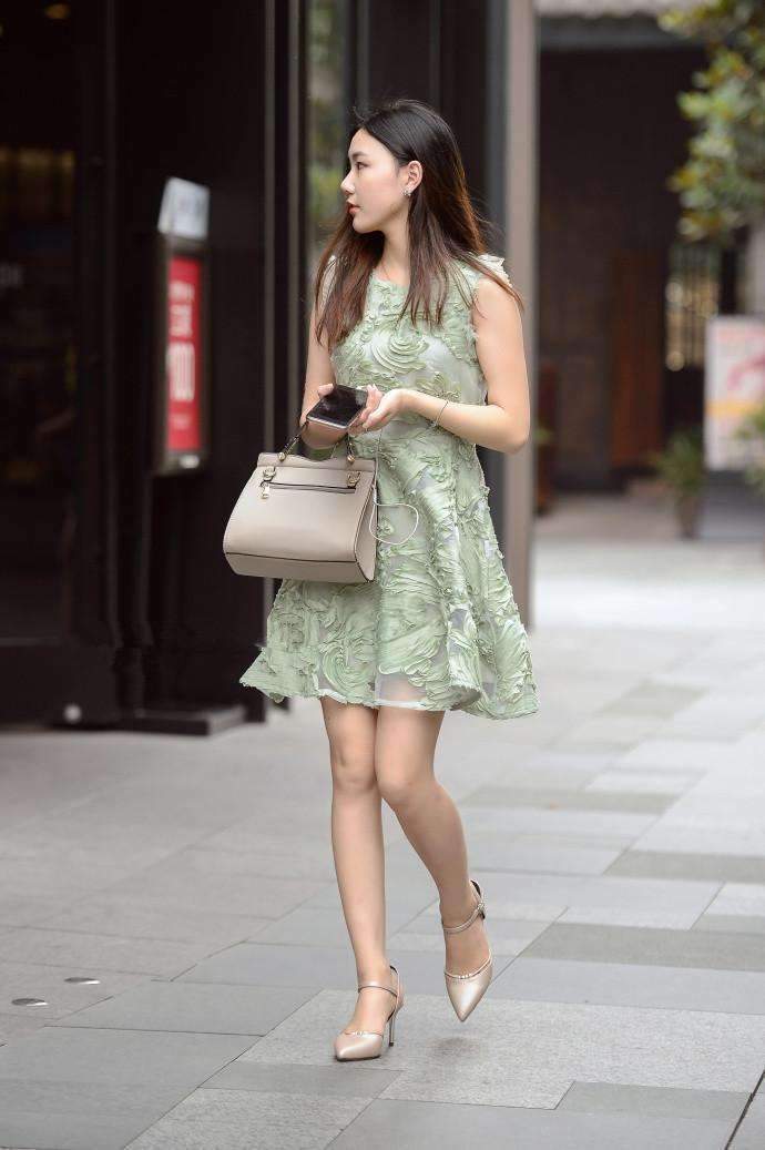 各式各样|街拍:美女穿着一身亮片材质的吊带连衣裙,走在街上十分引人注目