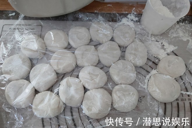 韭菜盒子的家常做法，皮薄馅大而且不出水，香酥又入味，超级解馋