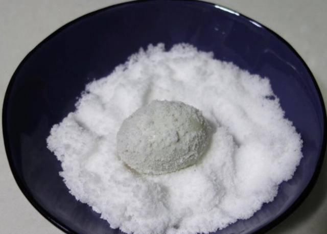  裹上一层|奶奶腌咸鸭蛋的窍门，除了放盐，还多加了这“1味”，美味翻倍