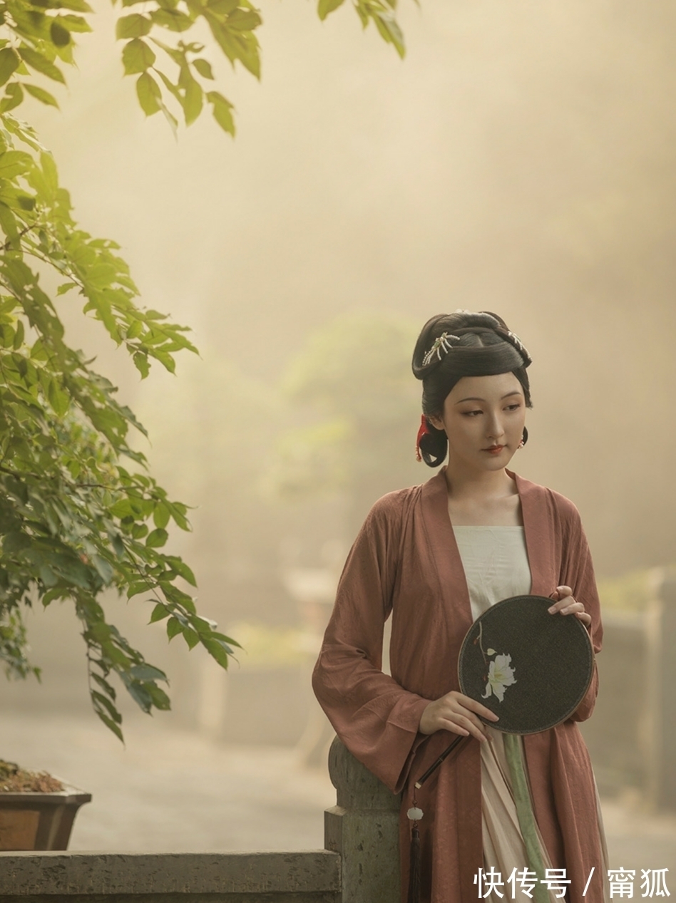 红伞#七绝·三十九首丨雁留斜影云堆月,梦与何人共举觞?