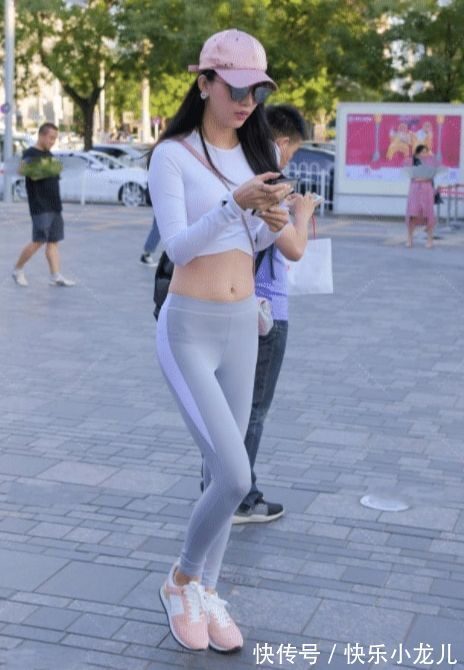 设计风格 白色收腰上衣搭配灰色瑜伽裤,贴身舒适运动风十足,简约大气