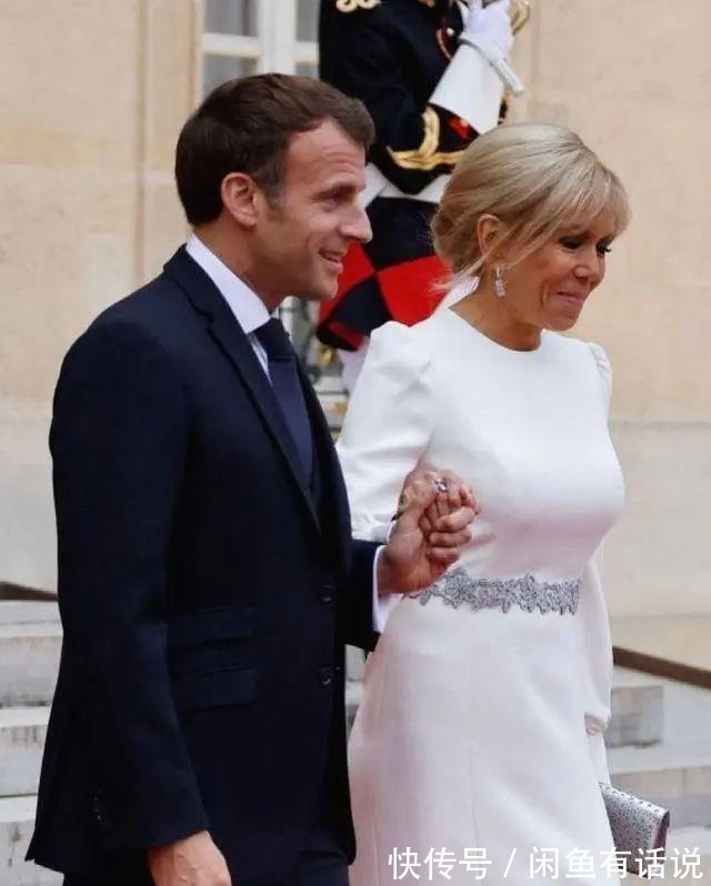 裸色|法国夫人不服老,67岁穿及地裙还配10cm高跟,马克龙宠妻全程扶着