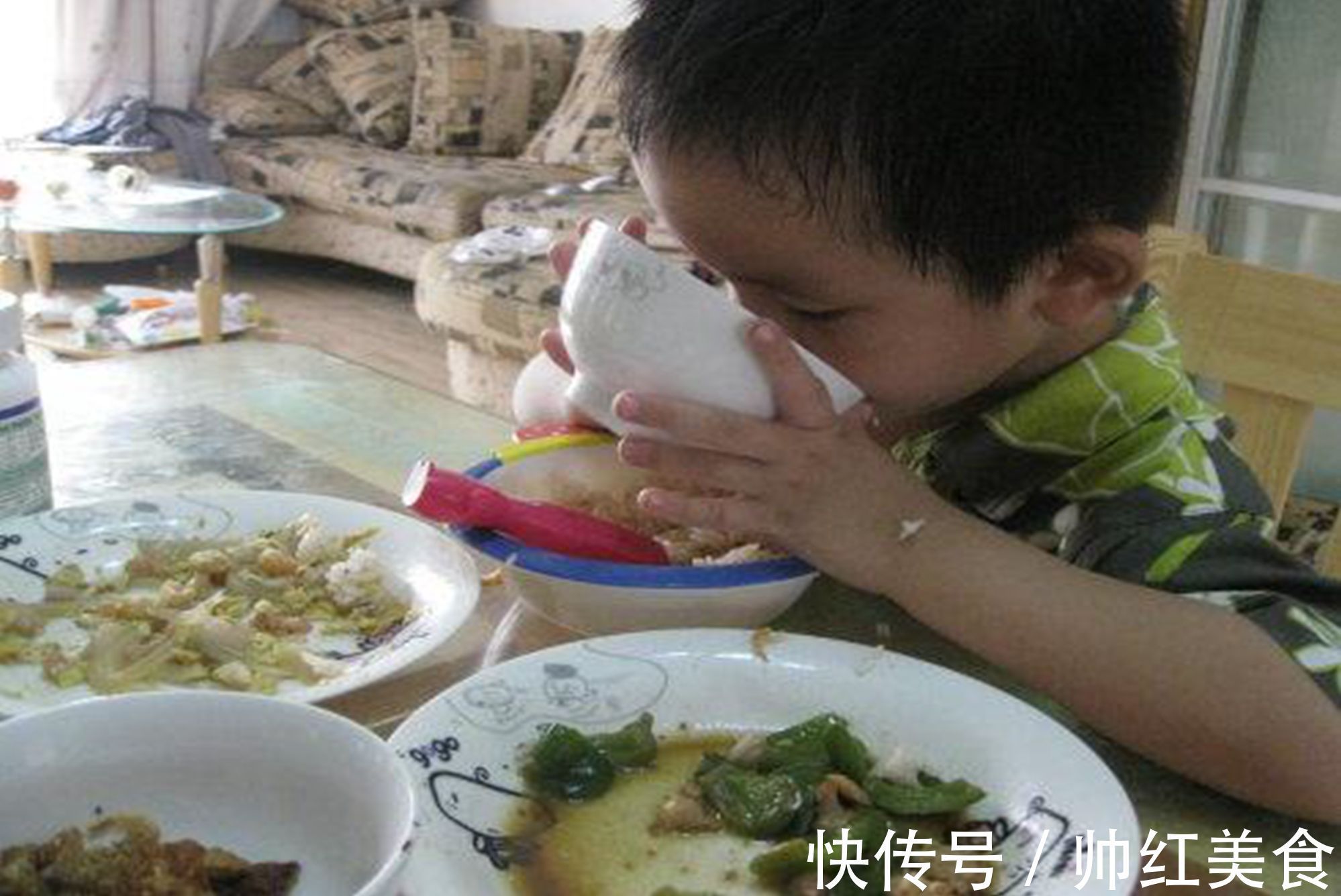 孝子|吃饭能看娃孝不孝顺？有这几种表现长大是“孝子”，你家娃有吗？