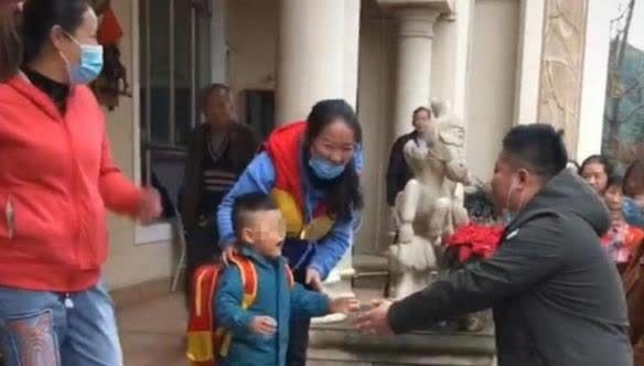 幼儿园|爸爸第一次接孩子就火了,老师一脸不信,爸爸无奈:我真是他爹