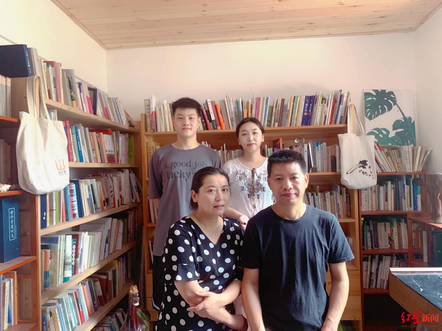 成都晚报#书香“文明家庭”：家里有个小型图书馆 藏书万册乐在其中