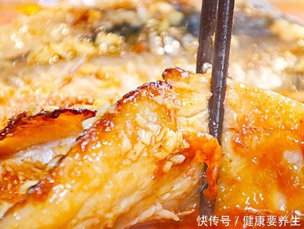 鱼肚子上面|一个人的“性格”如何,看他吃鱼时第一筷子夹哪里,就明白了