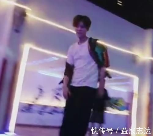 骑自行车|《五哈》又出名场面:邓超张颜齐滑旱冰钻胯,卡裆位置很尴尬