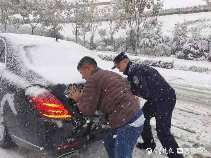 霍秀刚|私家车在大雪中“趴窝”，济南市中网格驻巡民警及时援助