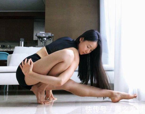 动作|她练瑜伽4年,能轻松完成高难度动作,却像是在艺术表演!