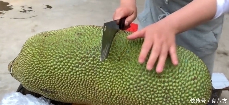 切开|女子拼多多买“菠萝蜜”,30斤花了79元,切开后:发错货了?