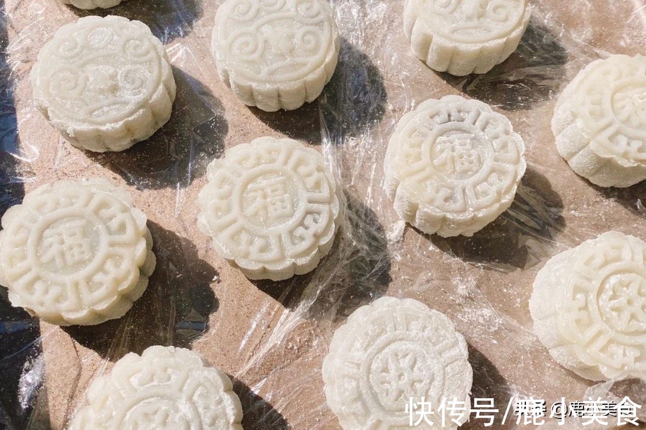 小鹿|不用烤箱，教你做懒人冰皮月饼！操作简单颜值高，Q弹冰糯还拉丝