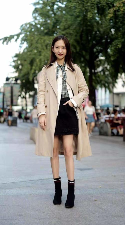  流行|穿风衣别搭小脚裤了，今年秋冬流行“风衣＋半身裙”，优雅又帅气
