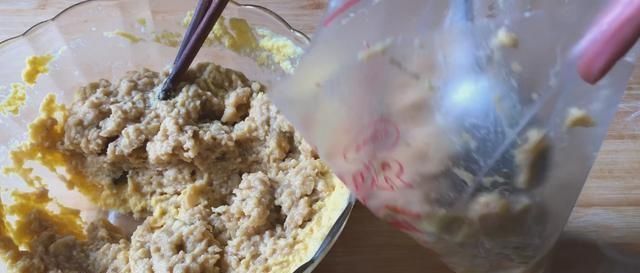 分钟|春天多吃玉米面,加1碗猪肉,手不沾面8分钟熟透,老人孩子都爱吃