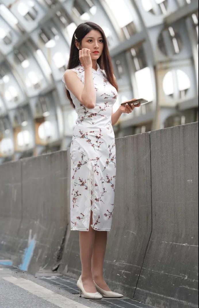 花式|街拍:花式旗袍,展现性感好身材