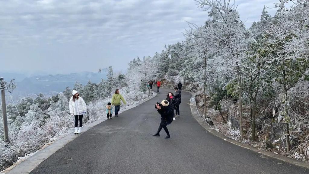 下雪天，凯里小高山的风景好美哦！