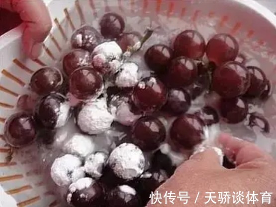 洗葡萄时，别只会用盐水泡，多加1步，农残虫卵统统洗掉，特干净