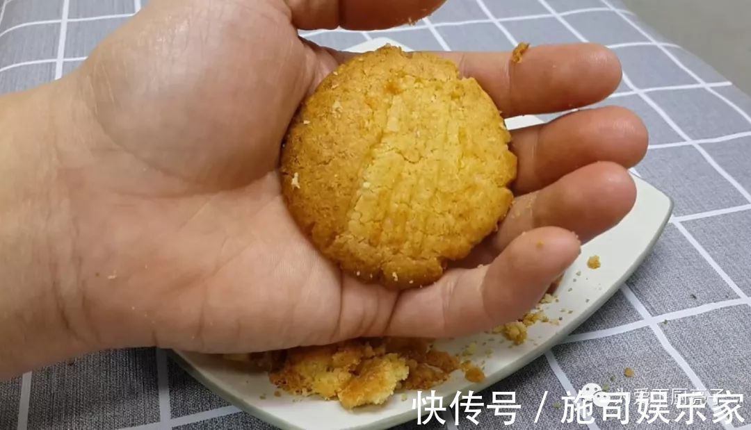 2勺面粉,1个鸡蛋,筷子搅一搅,做法比油条简单,比麻花都好吃