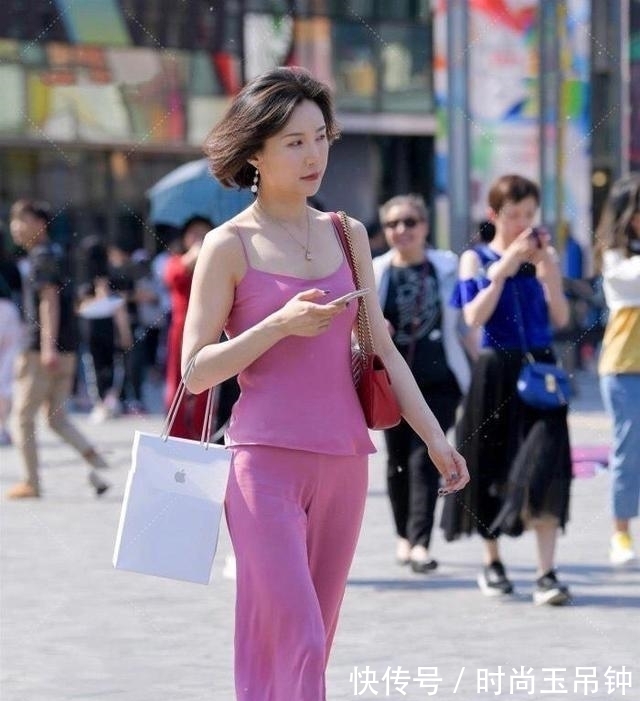 搭配 细肩长带的打底裤,质感非常好,美若天仙