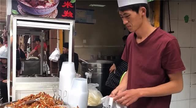 小伙|小伙街边卖“红火”小吃,30元1斤不还价,一天两大盆都不够卖