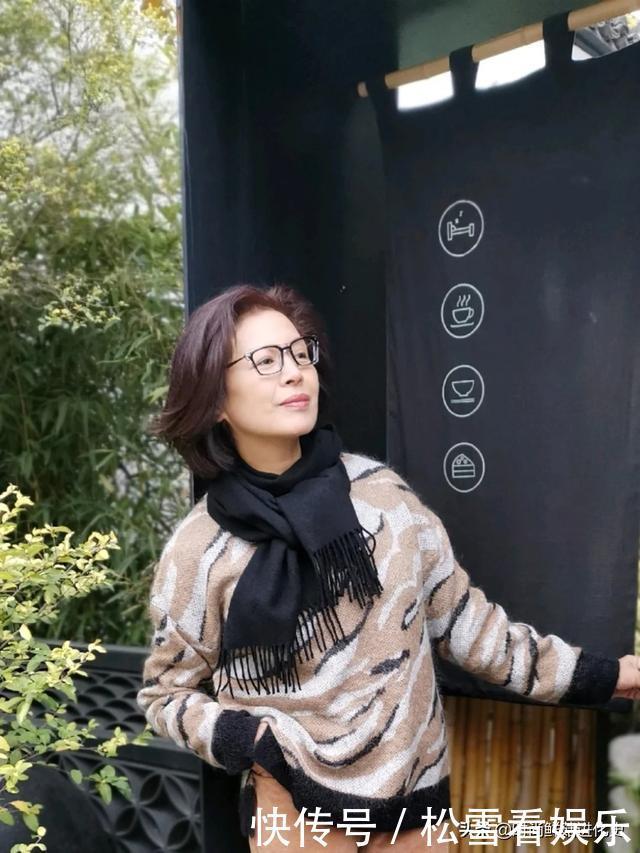 这才是60岁女人该有的打扮!呢大衣+高领衫,御寒减龄不输皮草