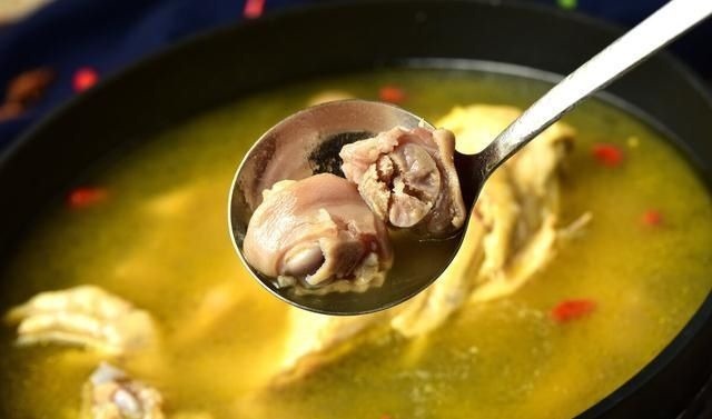 炖鸡汤时，牢记“1泡1放2不放”，炖出来的鸡汤汤鲜肉嫩没腥味