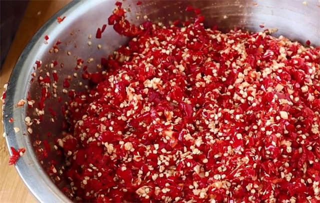 做剁椒酱的季节到了，20年秘制配方告诉你，又香又辣，拌啥都好吃