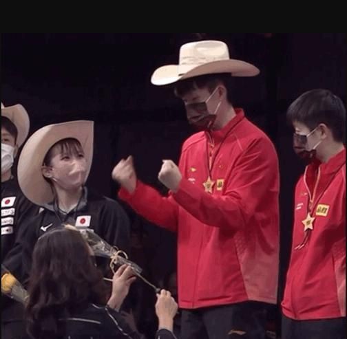 孫穎莎|笑噴！王楚欽頒獎時慶祝大頭戴上牛仔帽，孫穎莎早田希娜左右壞笑