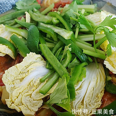 蔬菜煲|记住这几个小技巧！新手也能做凤爪虾肉蔬菜煲