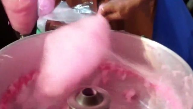 中国棉花糖走红印度,一支做得超级大,当地人大人小孩都爱吃