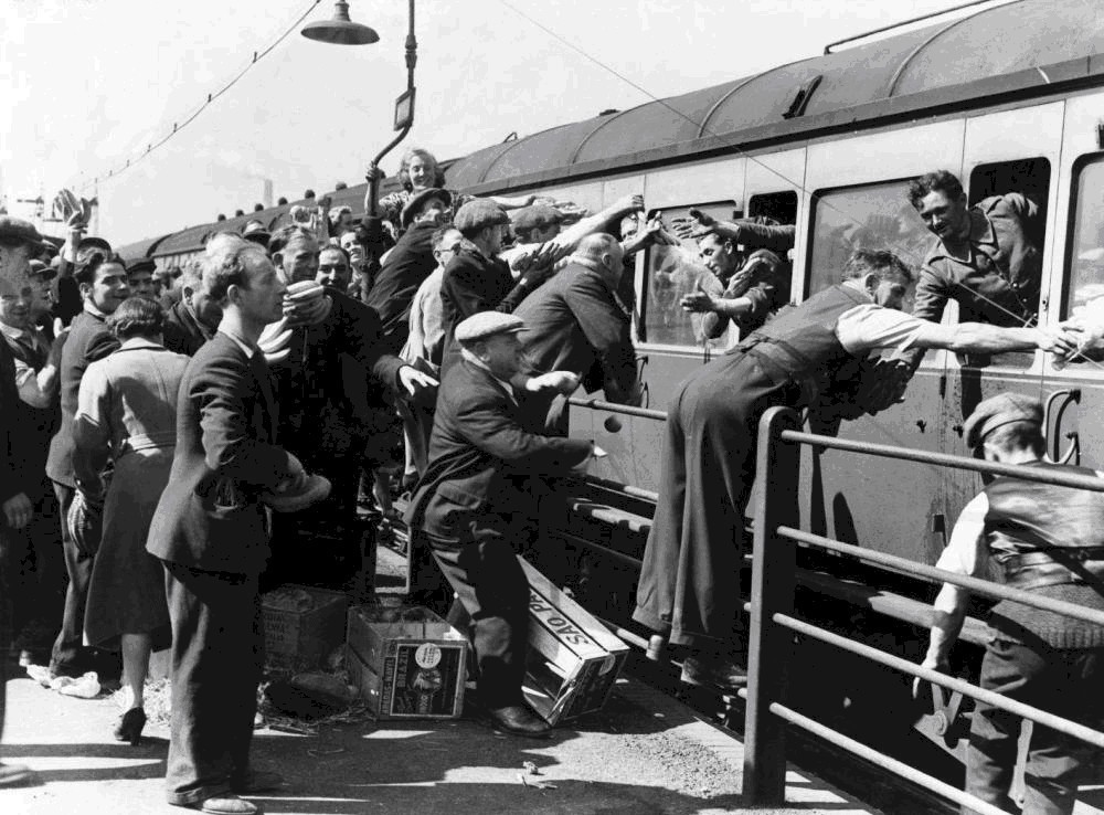 海滩|“我们将在海滩作战！”：黑白历史照片纪念敦刻尔克大撤退80周年