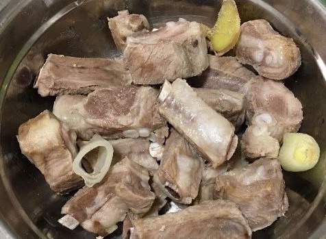 为何排骨焯水后又腥又柴大厨用错水，就别怪排骨难吃不入味！