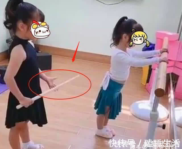 二胎|二胎的艰苦生活?妹妹被姐姐拿棍子监督,父母的教育方式引人深思